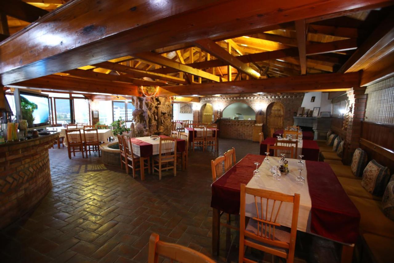 Hotel Pasarela Μπεράτ Εξωτερικό φωτογραφία