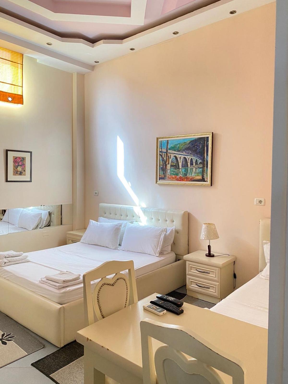 Hotel Pasarela Μπεράτ Εξωτερικό φωτογραφία