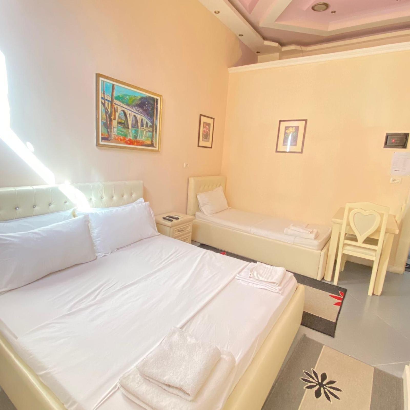 Hotel Pasarela Μπεράτ Εξωτερικό φωτογραφία