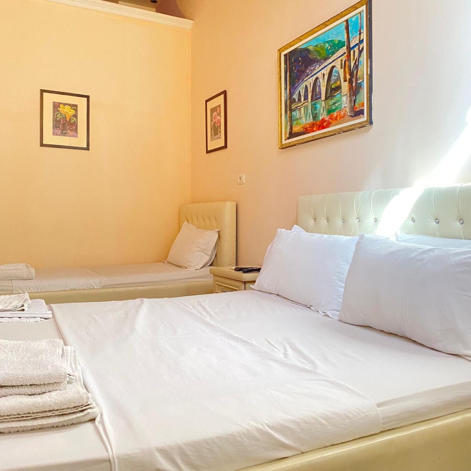 Hotel Pasarela Μπεράτ Εξωτερικό φωτογραφία