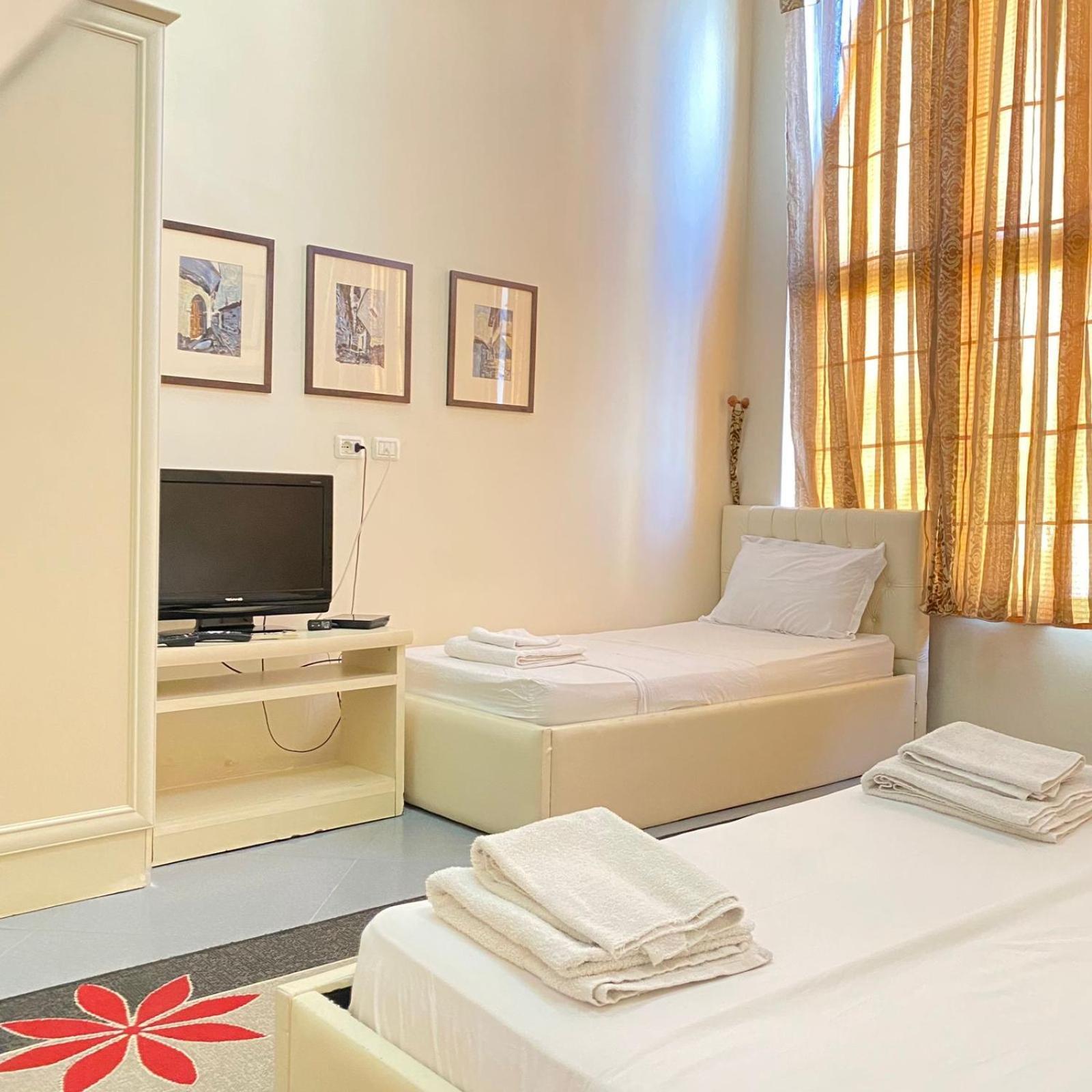 Hotel Pasarela Μπεράτ Εξωτερικό φωτογραφία