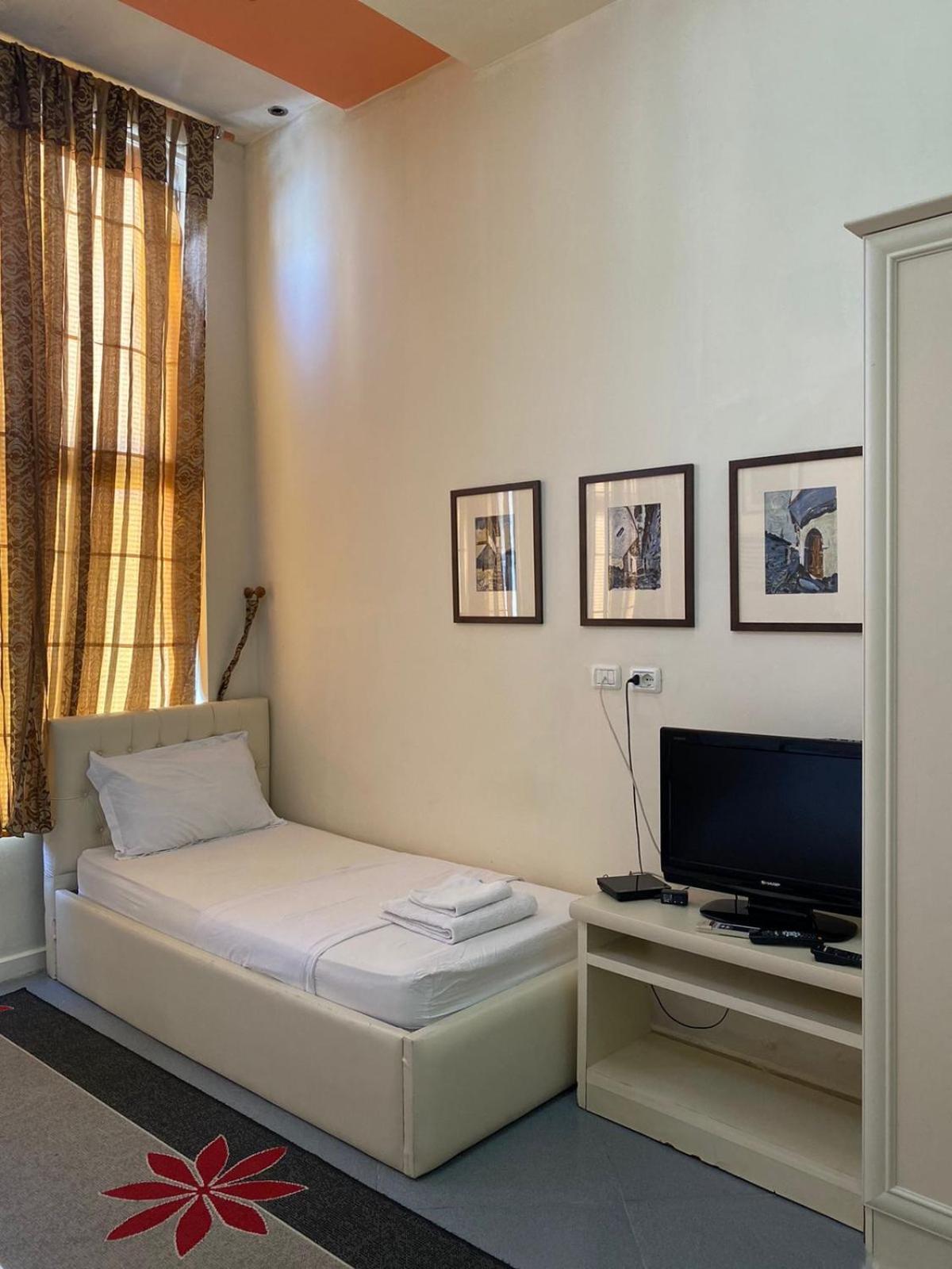 Hotel Pasarela Μπεράτ Εξωτερικό φωτογραφία