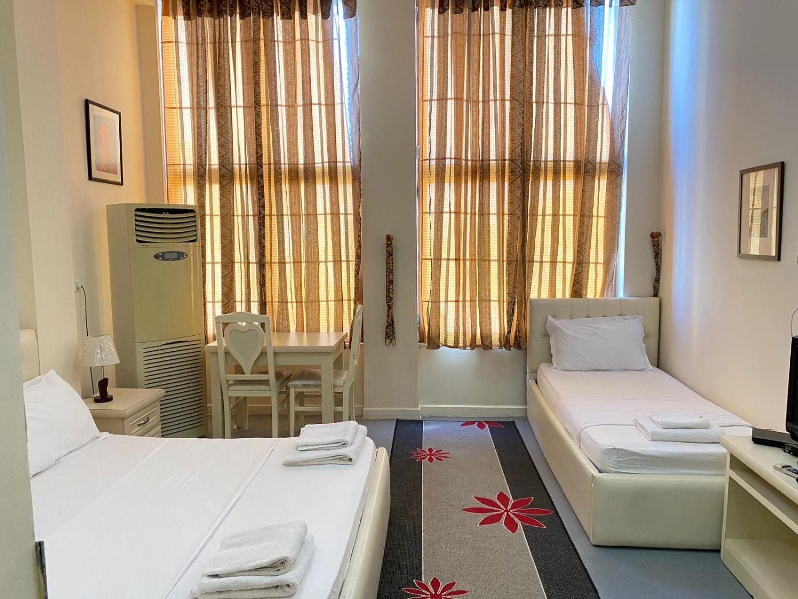 Hotel Pasarela Μπεράτ Εξωτερικό φωτογραφία