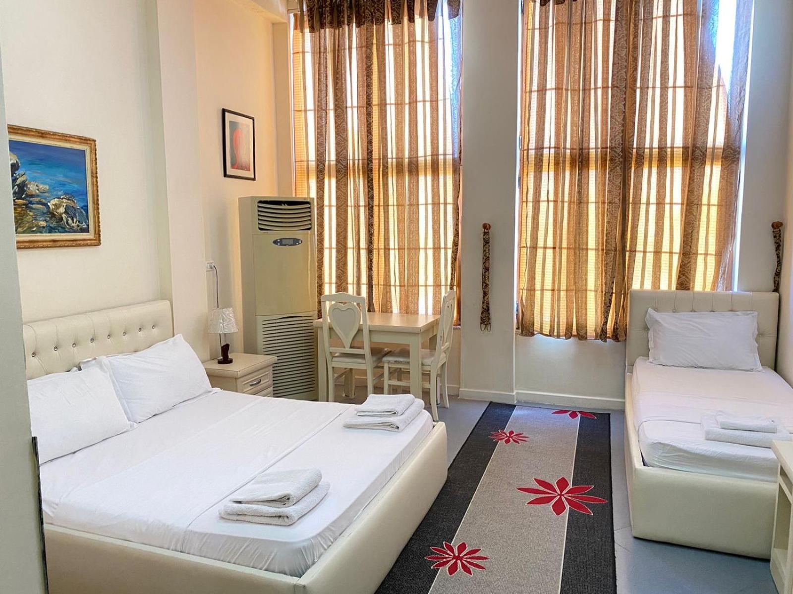 Hotel Pasarela Μπεράτ Εξωτερικό φωτογραφία